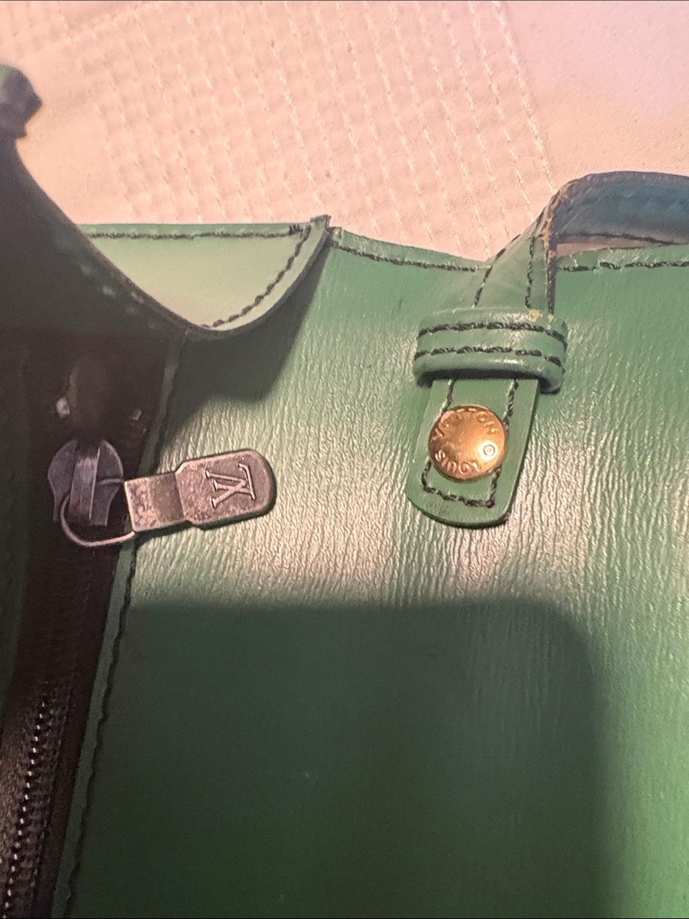 Louis Vuitton EPI Green Crossbody Bag with Gold Clasp. Comes with COA. In GUC - Picture 15 of 15